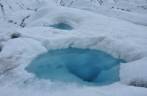 Pequena piscina de água gelada na geleira de Vatnajökull, no Parque de Skaftafell, no sul da Islândia